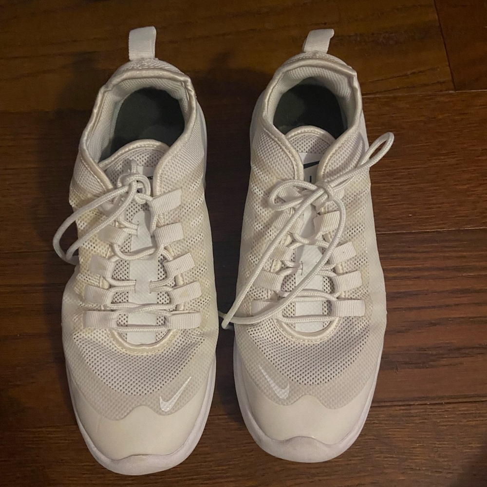 white nike tennis shoes